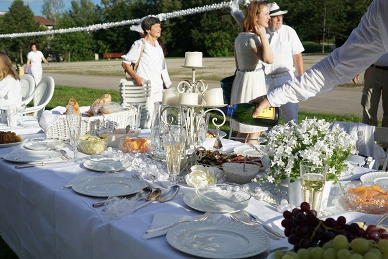 <span style=\"font-size: 11pt; line-height: 115%; font-family: Calibri;\"><span style=\"font-size: 11pt; line-height: 115%; font-family: Calibri;\">festliche Dekoration</span><span style=\"color: #000000; font-family: Arial,Verdana,Tahoma,Helvetica,sans-serif; font-size: 12px; font-style: normal; font-weight: normal; letter-spacing: normal; text-align: left; text-indent: 0px; text-transform: none; white-space: normal; word-spacing: 0px; background-color: #ffffff; float: none;\">